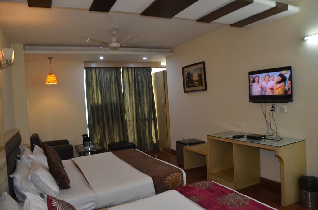 Hotel Milan Deluxe 뉴델리 외부 사진