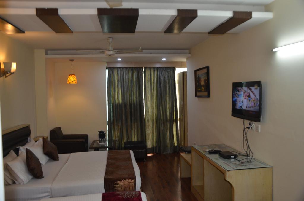 Hotel Milan Deluxe 뉴델리 외부 사진