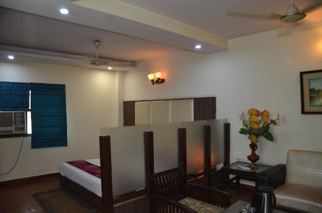 Hotel Milan Deluxe 뉴델리 외부 사진