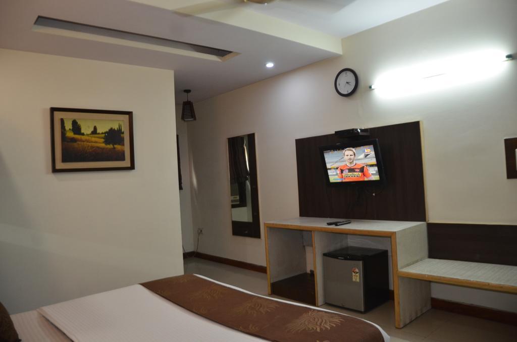 Hotel Milan Deluxe 뉴델리 외부 사진
