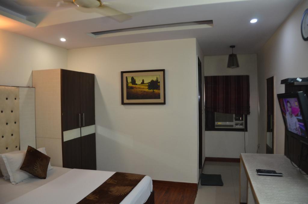 Hotel Milan Deluxe 뉴델리 외부 사진