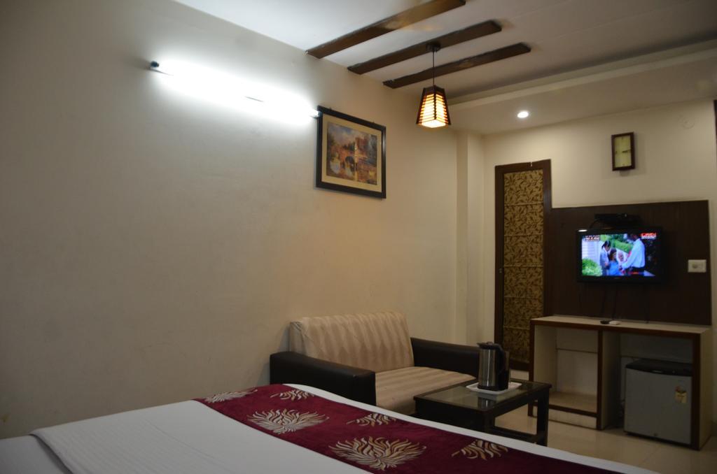 Hotel Milan Deluxe 뉴델리 외부 사진