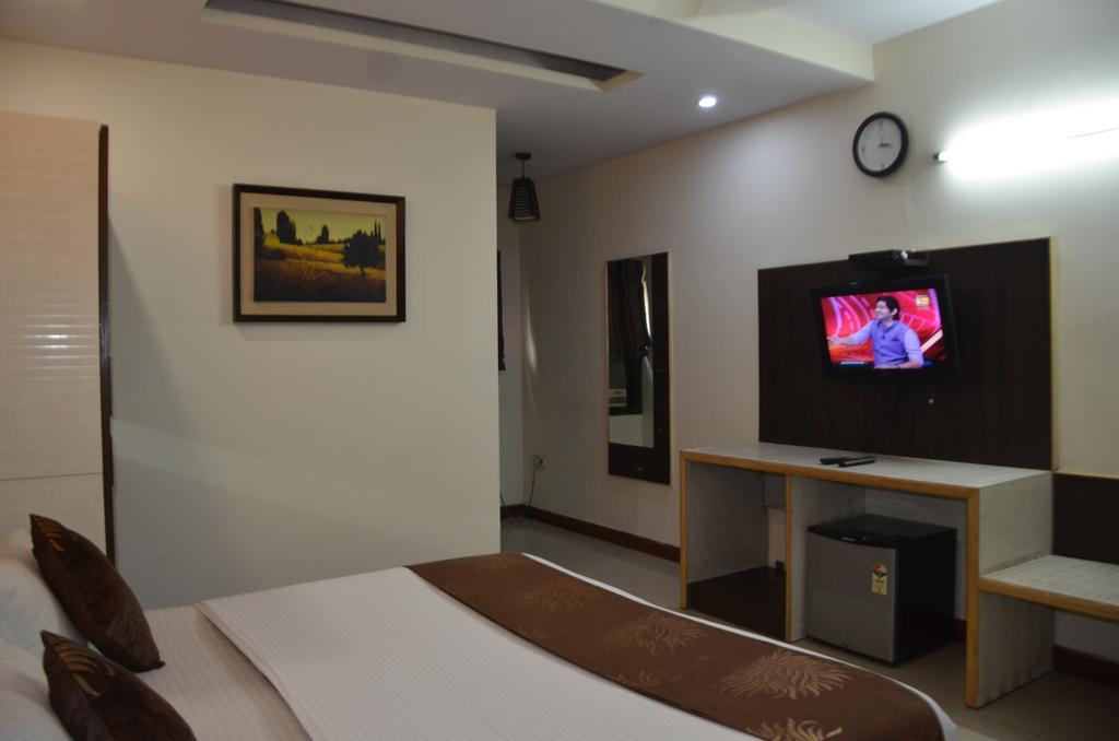 Hotel Milan Deluxe 뉴델리 외부 사진