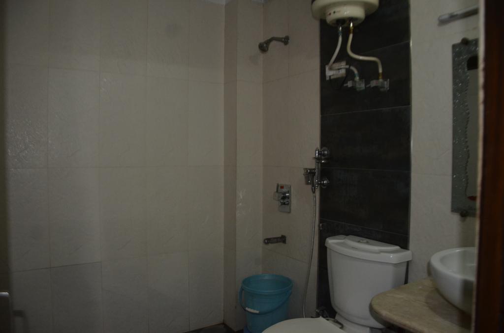 Hotel Milan Deluxe 뉴델리 외부 사진