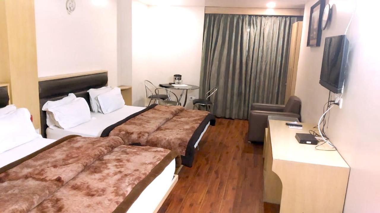 Hotel Milan Deluxe 뉴델리 외부 사진