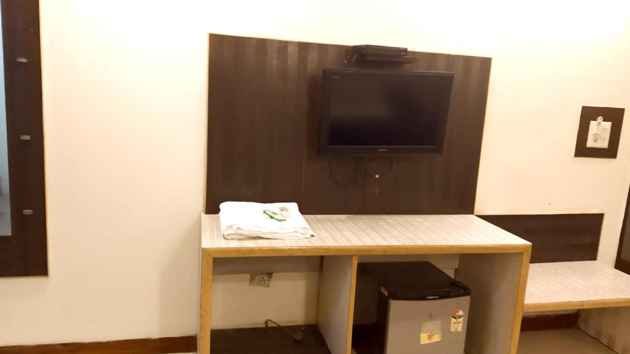 Hotel Milan Deluxe 뉴델리 외부 사진