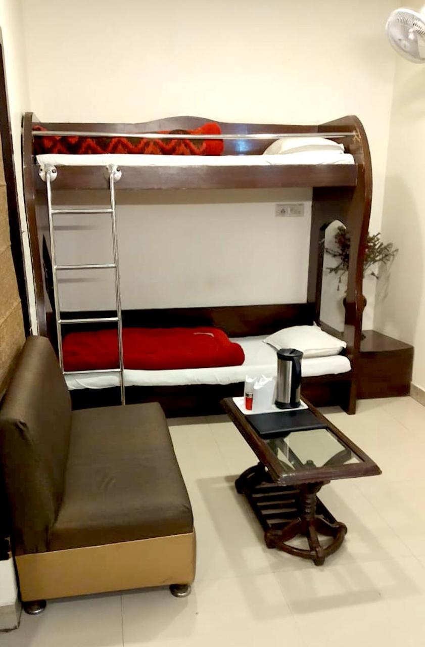 Hotel Milan Deluxe 뉴델리 외부 사진