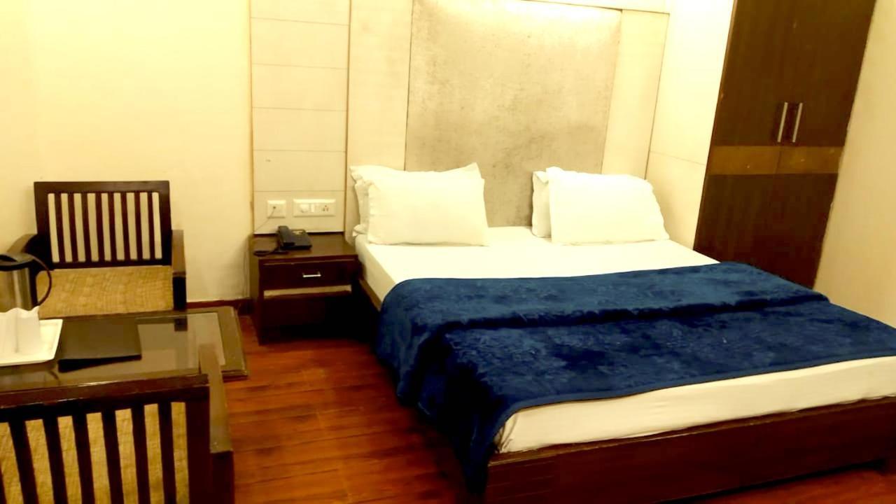 Hotel Milan Deluxe 뉴델리 외부 사진