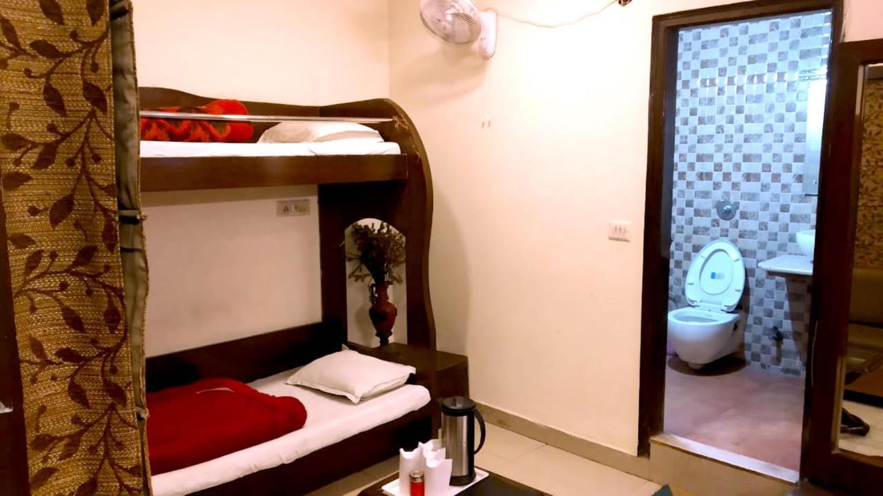 Hotel Milan Deluxe 뉴델리 외부 사진