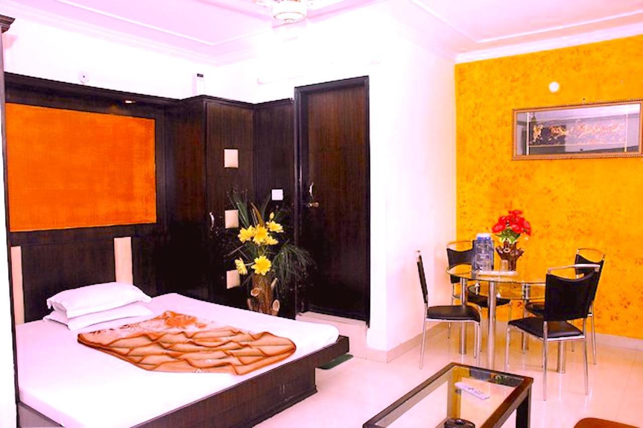 Hotel Milan Deluxe 뉴델리 외부 사진