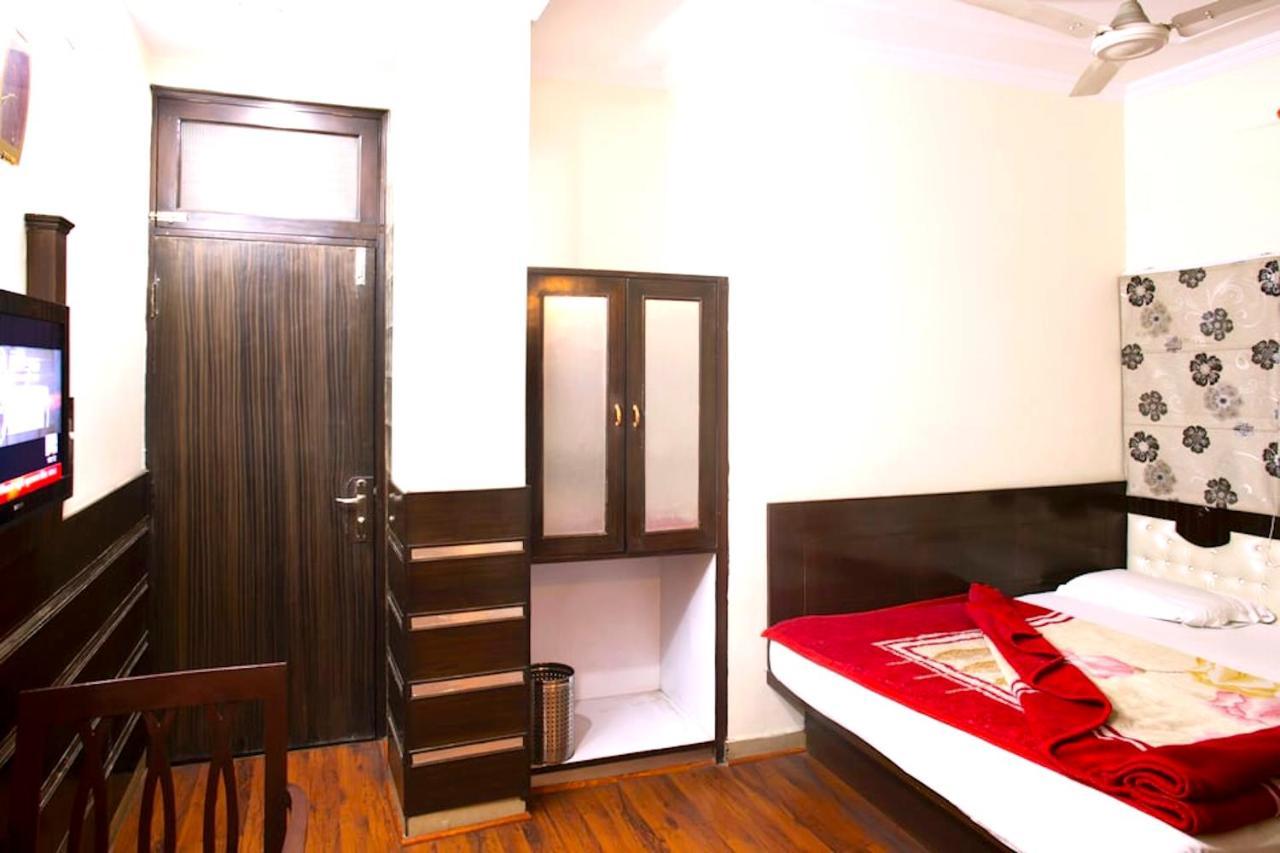Hotel Milan Deluxe 뉴델리 외부 사진