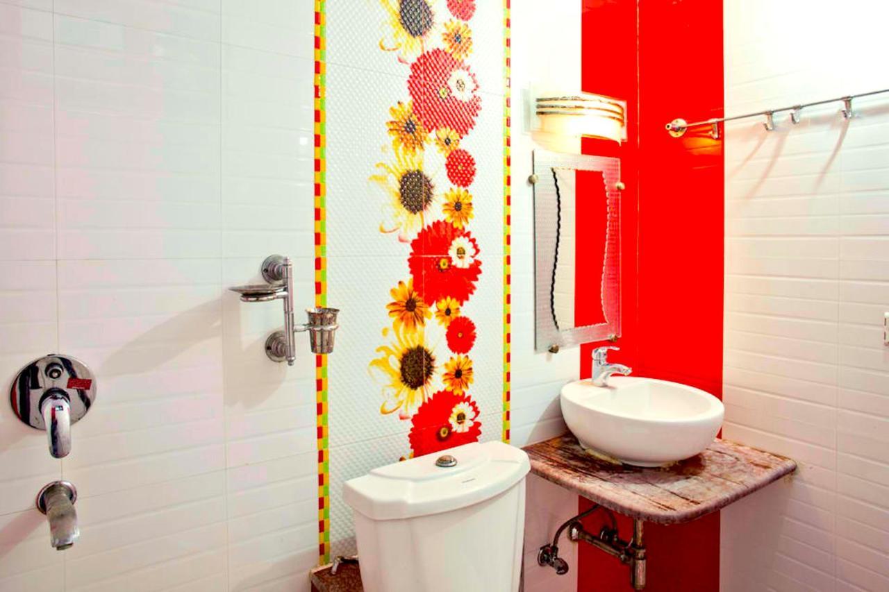 Hotel Milan Deluxe 뉴델리 외부 사진