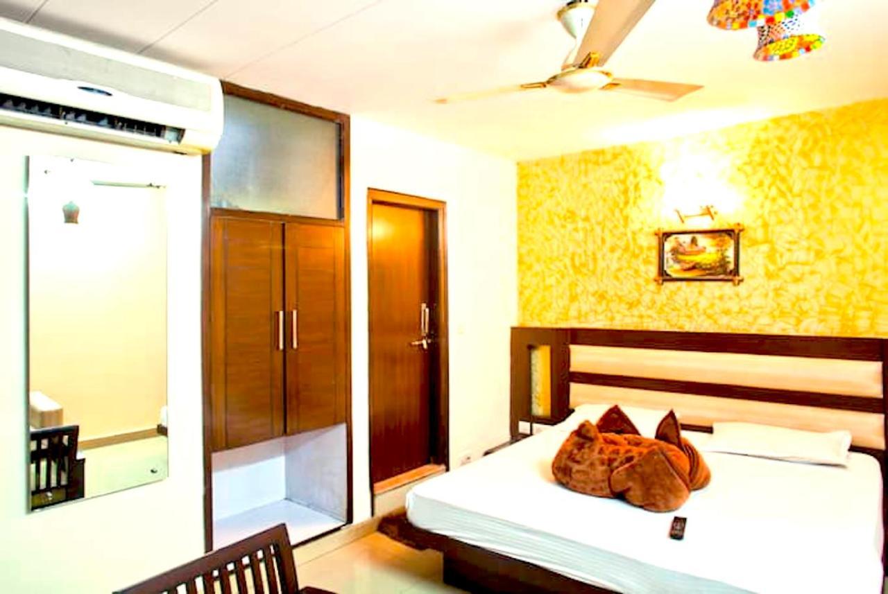 Hotel Milan Deluxe 뉴델리 외부 사진